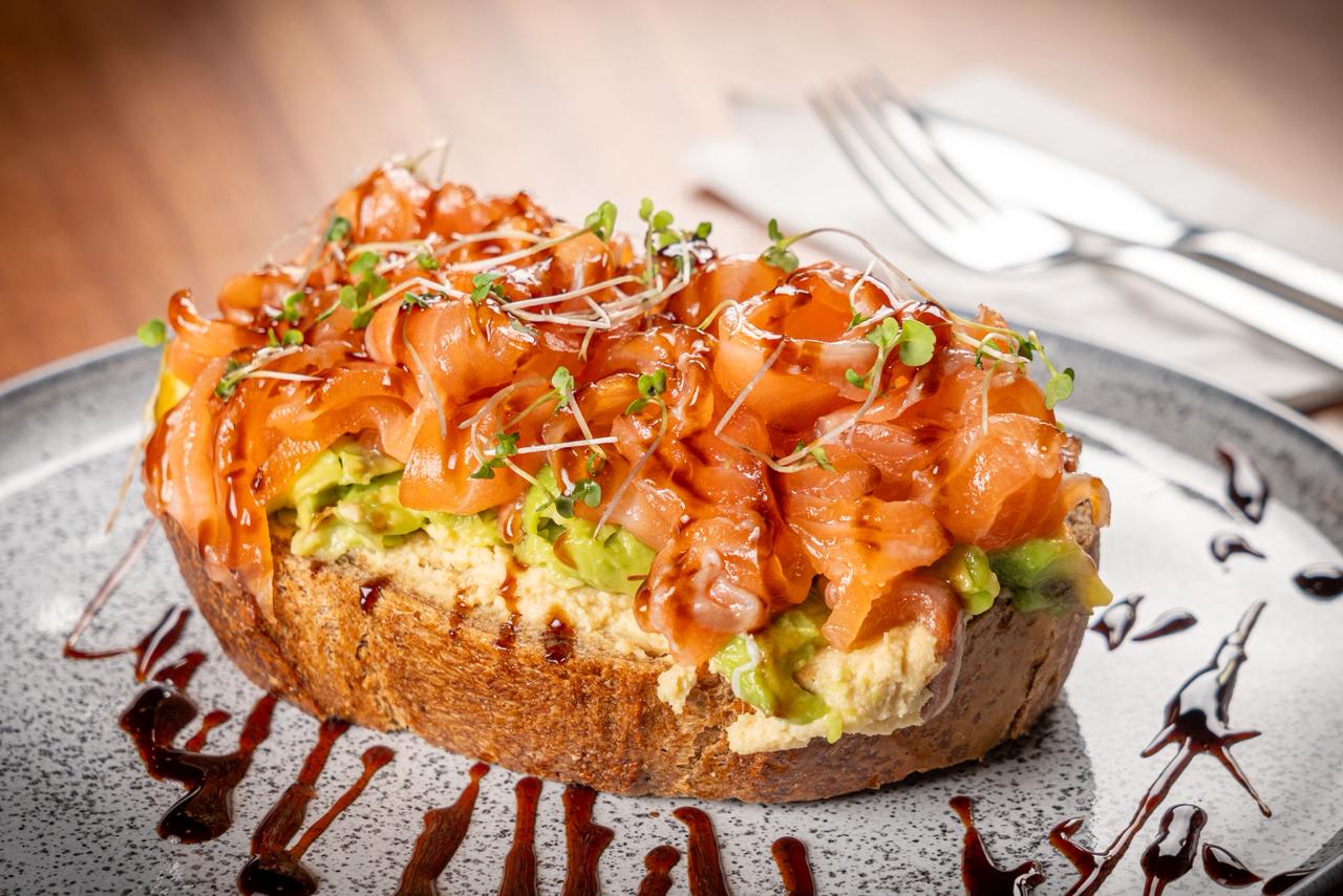 Toast de Salmão e Avocado